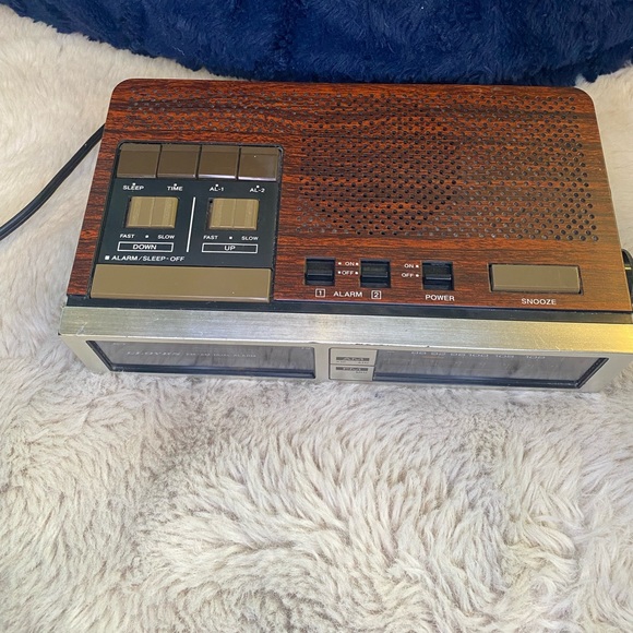 Vintage Lloyd’s AM/FM Dual Alarm Clock Woodgrain - Picture 2 of 12